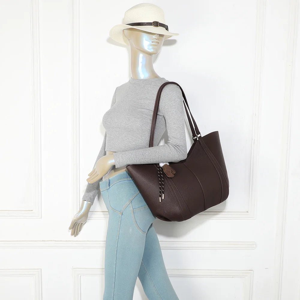Sac cabas Le Rubino café porté à l’épaule par une femme, deux anses confortables – réf. KJ-62099