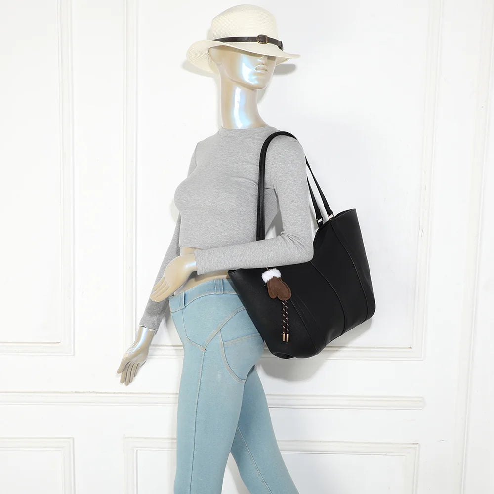 Sac cabas Le Rubino noir porté à l’épaule par une femme, deux anses confortables – réf. KJ-62099
