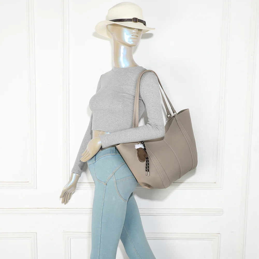 Sac cabas Le Rubino taupe porté à l’épaule par une femme, deux anses confortables – réf. KJ-62099