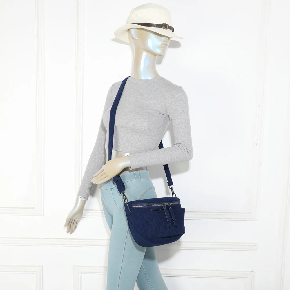 Sac banane femme Le Sacha bleu foncé porté en bandoulière, format compact et mains libres – réf. Z-83047-7