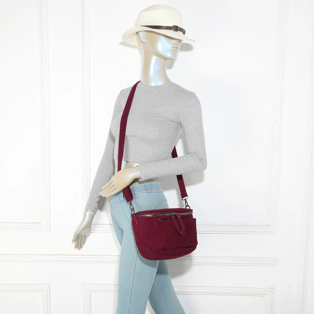 Sac banane femme Le Sacha bordeaux porté en bandoulière, format compact et mains libres – réf. Z-83047-7