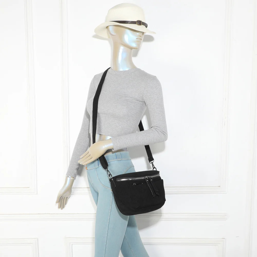 Sac banane femme Le Sacha noir porté en bandoulière, format compact et mains libres – réf. Z-83047-7