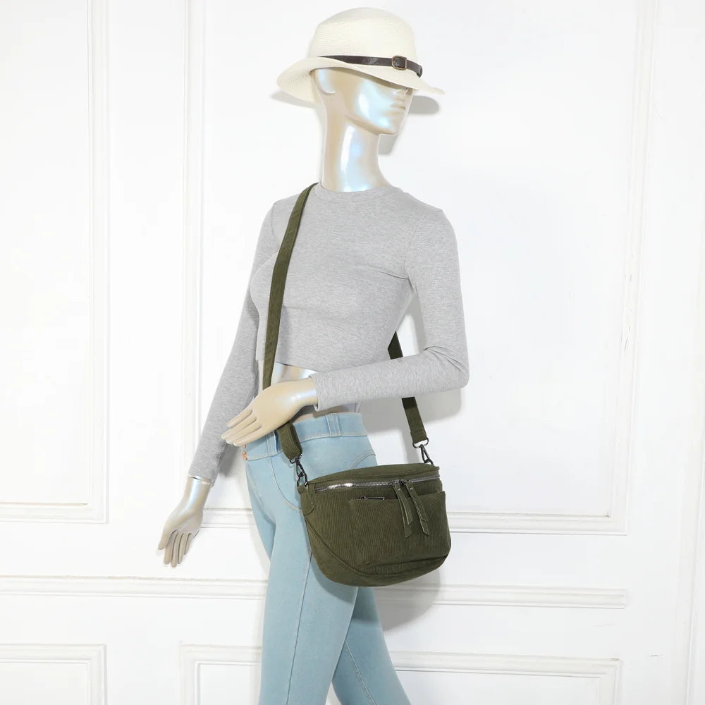 Sac banane femme Le Sacha vert foncé porté en bandoulière, format compact et mains libres – réf. Z-83047-7