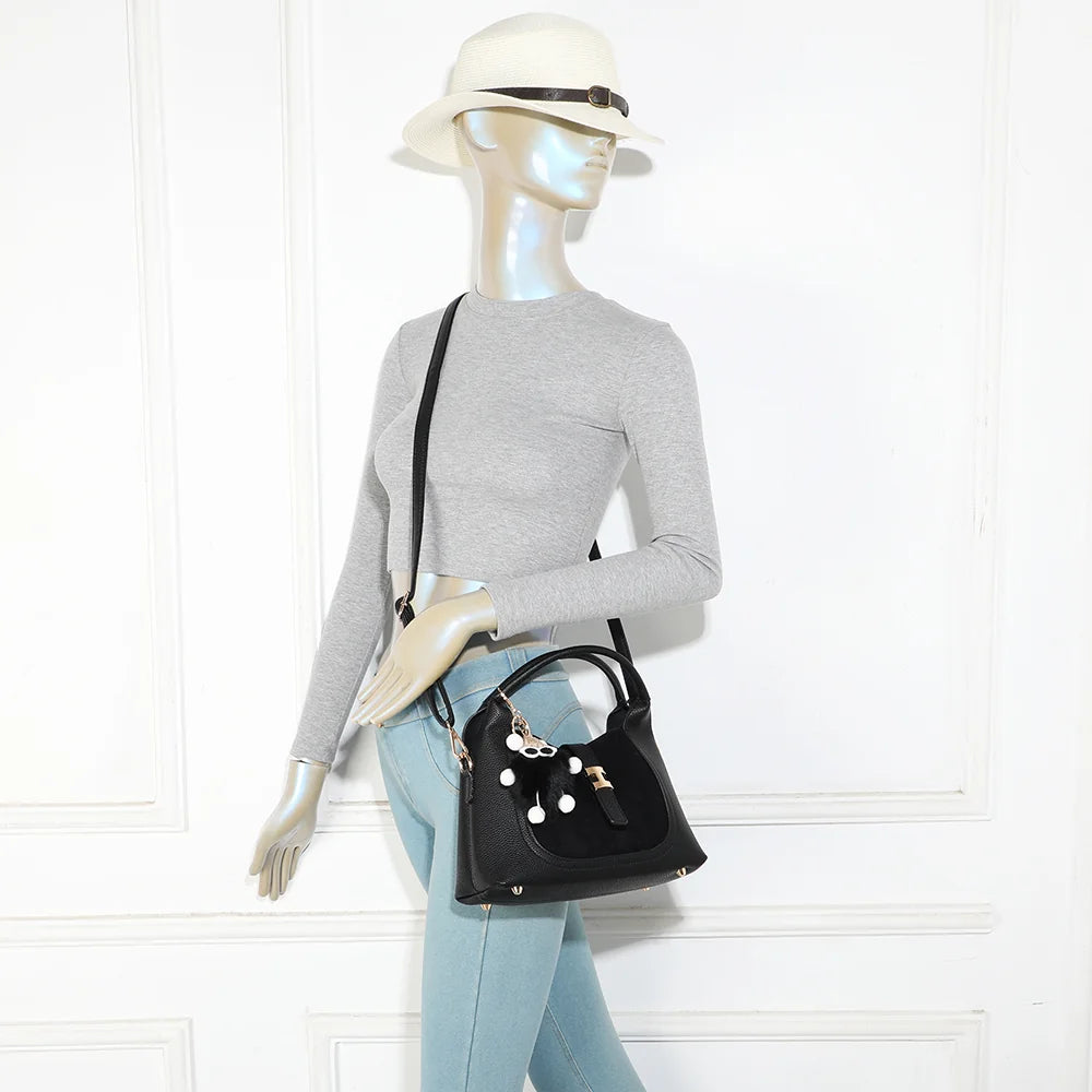 Sac à main femme Le Santal noir porté à la main, format compact et pompon décoratif – réf. KJ-62089-1