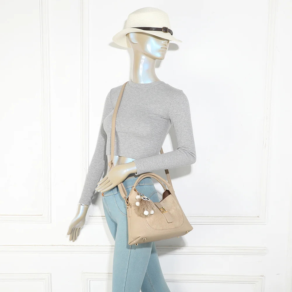 Sac à main femme Le Santal taupe porté à la main, format compact et pompon décoratif – réf. KJ-62089-1