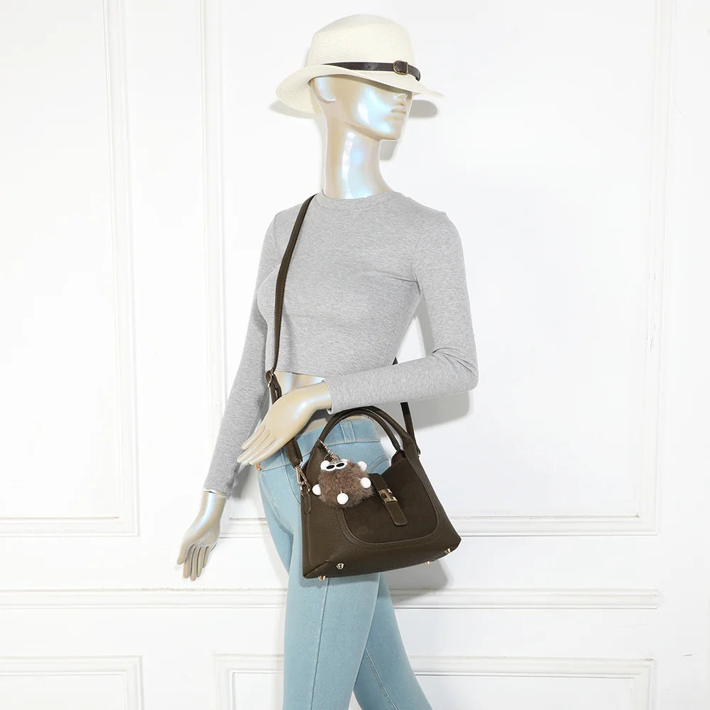 Sac à main femme Le Santal vert foncé porté à la main, format compact et pompon décoratif – réf. KJ-62089-1