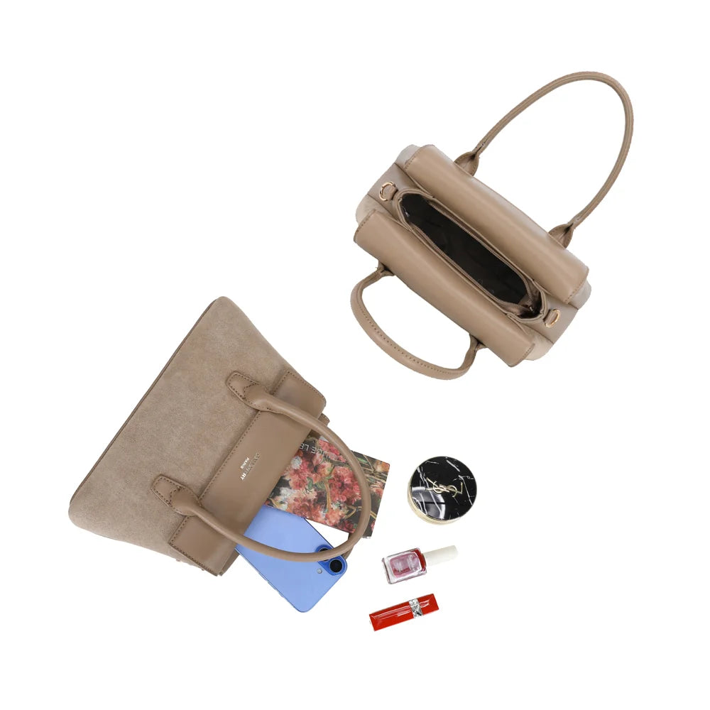 Le Ségur taupe foncé ouvert : smartphone, petit carnet et essentiels beauté trouvent leur place – réf. A-9189