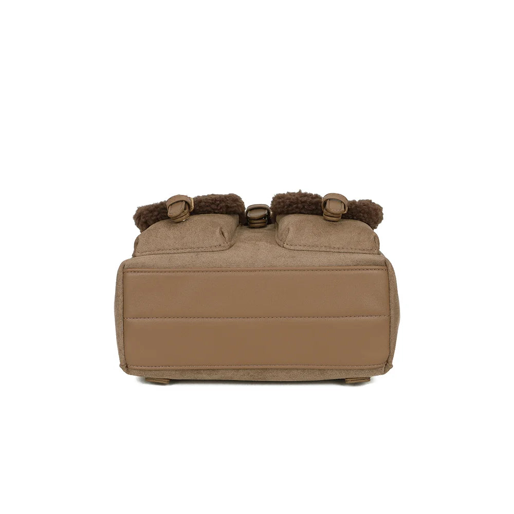Dessous du sac Le Sherpa taupe foncé, format compact de 23 × 10 cm pour les essentiels du quotidien – réf. A-9174