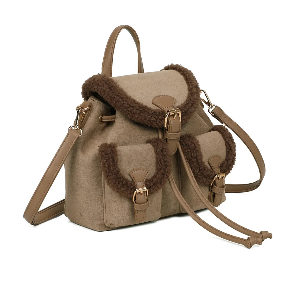 Le Sherpa taupe foncé vu de trois quarts : rabat bordé effet mouton, boucles dorées et lien de serrage – réf. A-9174