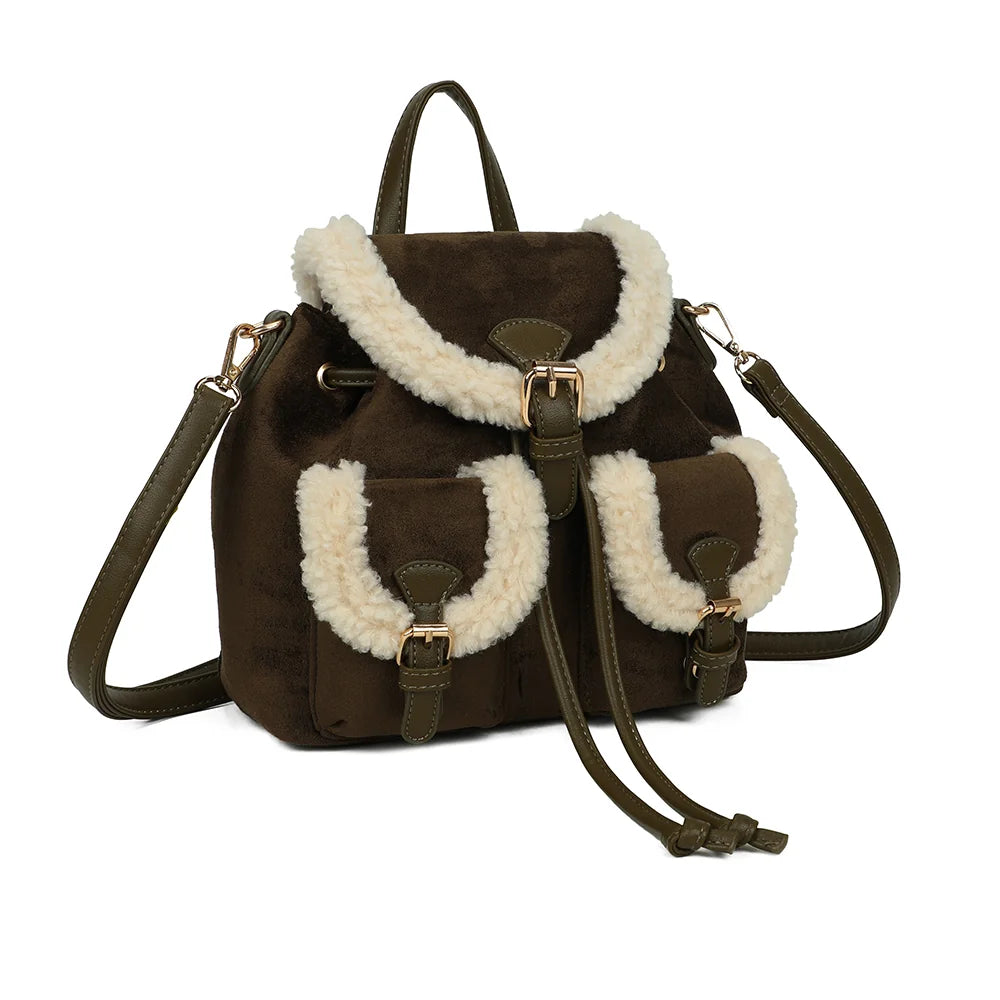 Le Sherpa vert foncé vu de trois quarts : rabat bordé effet mouton, boucles dorées et lien de serrage – réf. A-9174
