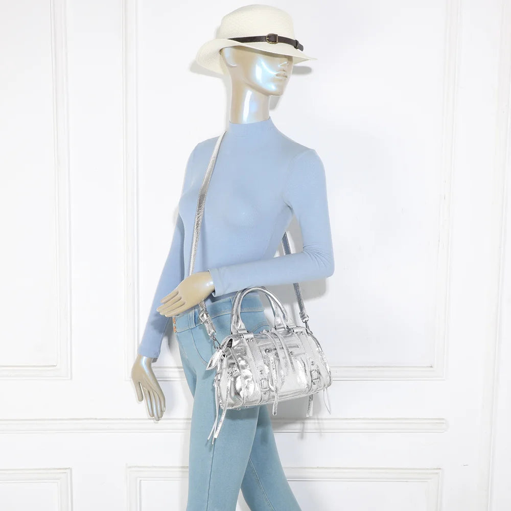 Le Skyla Brillant argent porté par une femme, en main ou en crossbody avec sa bandoulière – réf. Z-1979-A