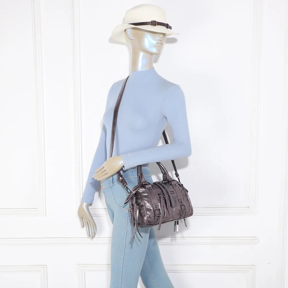 Le Skyla Brillant gris argenté porté par une femme, en main ou en crossbody avec sa bandoulière – réf. Z-1979-A