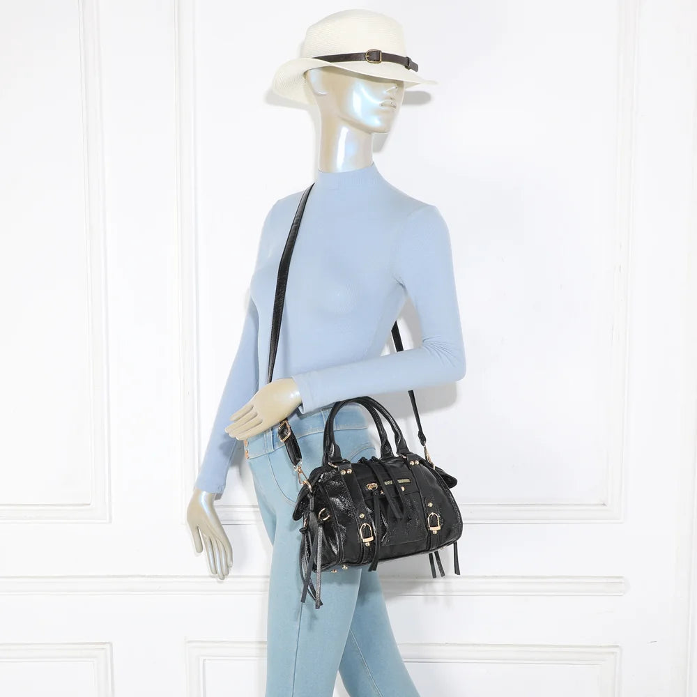 Le Skyla Brillant noir porté par une femme, en main ou en crossbody avec sa bandoulière – réf. Z-1979-A