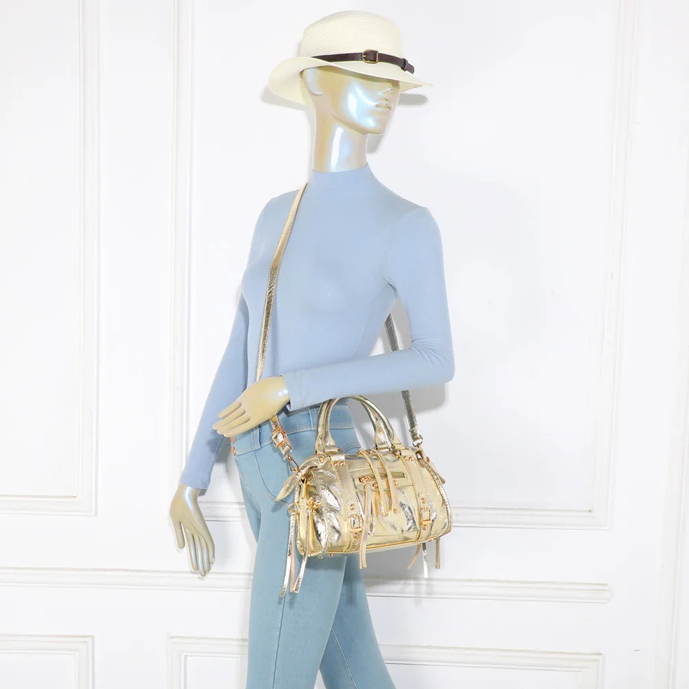 Le Skyla Brillant or porté par une femme, en main ou en crossbody avec sa bandoulière – réf. Z-1979-A