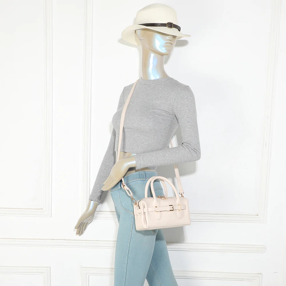 Le Soft Glam beige porté par une femme, à la main ou en bandoulière selon les envies – réf. R-2064-1
