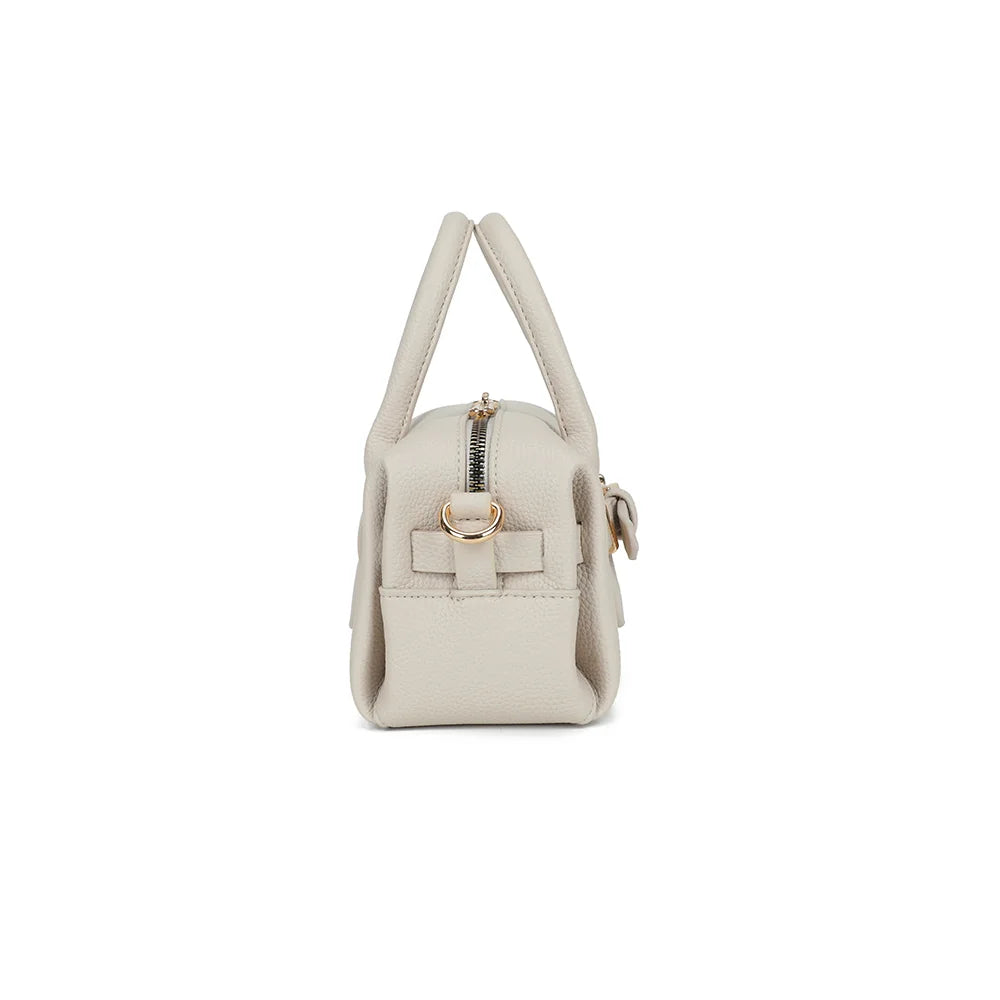 Profil du Le Soft Glam beige : anneau doré latéral pour accrocher la bandoulière amovible – réf. R-2064-1