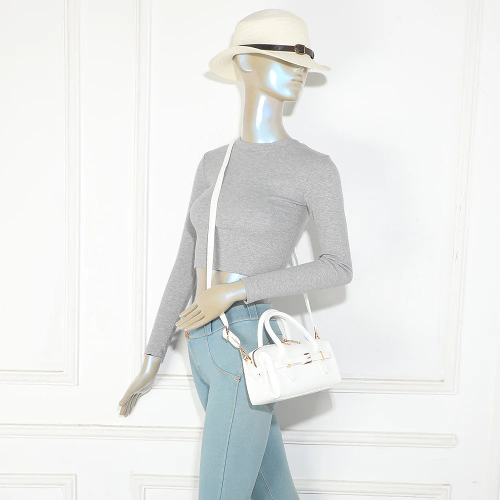 Le Soft Glam blanc porté par une femme, à la main ou en bandoulière selon les envies – réf. R-2064-1