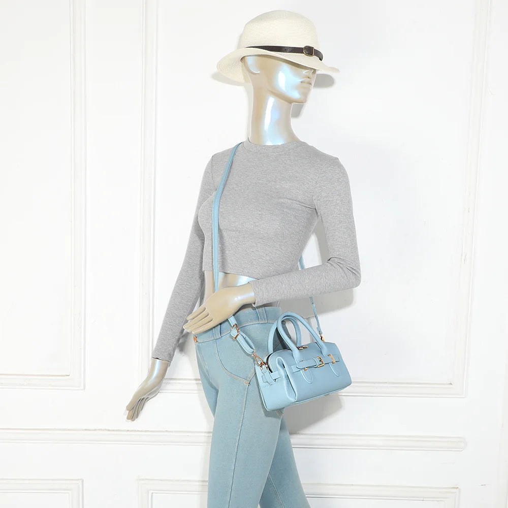 Le Soft Glam bleu clair porté par une femme, à la main ou en bandoulière selon les envies – réf. R-2064-1