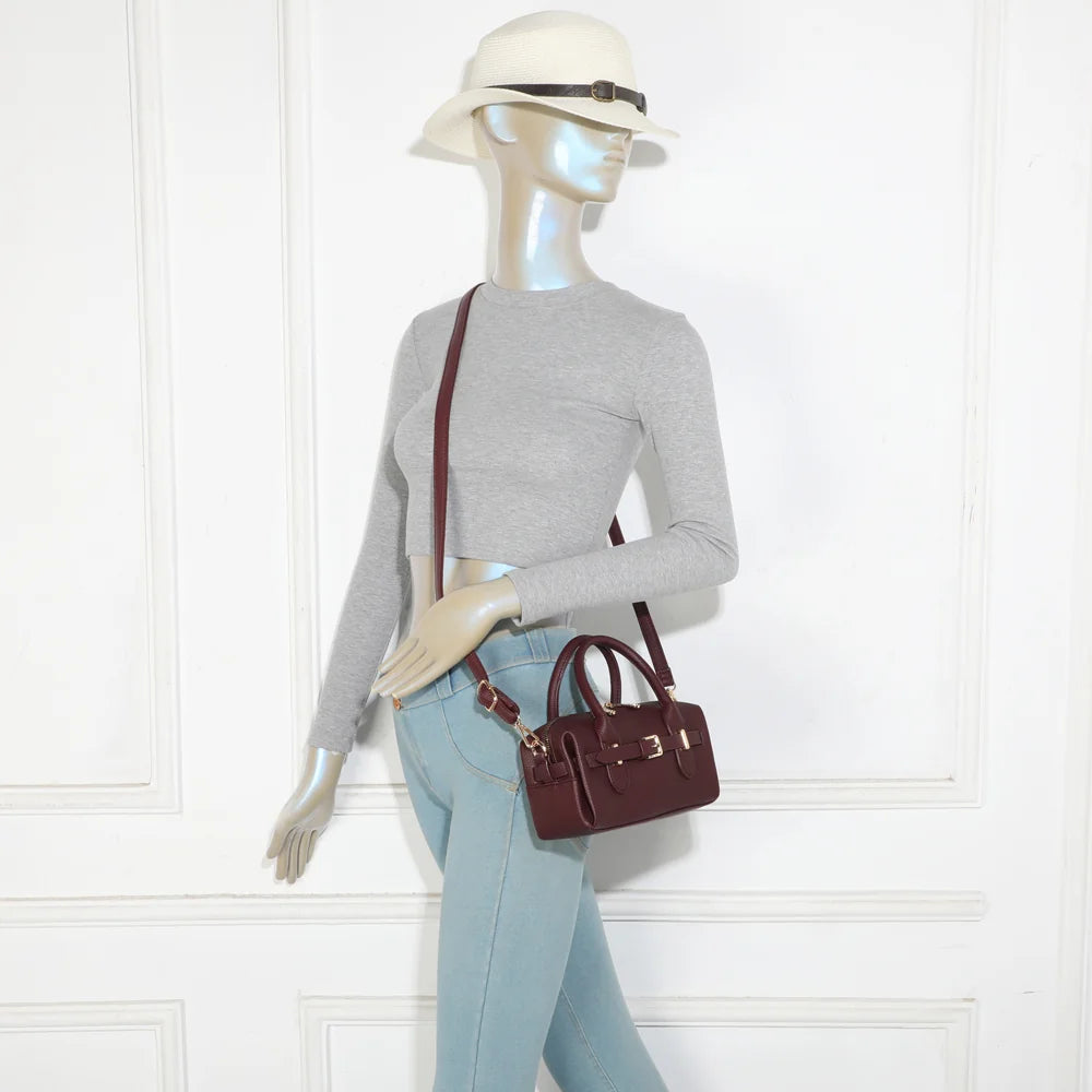 Le Soft Glam bordeaux porté par une femme, à la main ou en bandoulière selon les envies – réf. R-2064-1