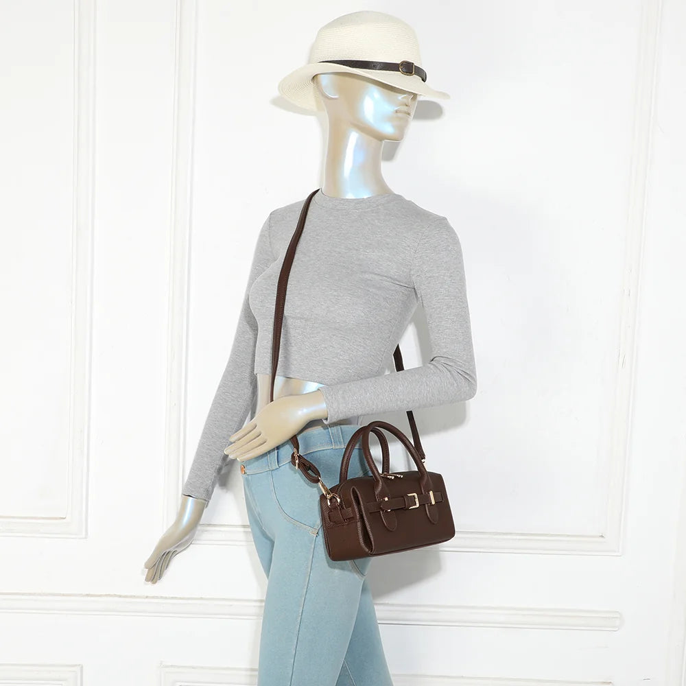 Le Soft Glam café porté par une femme, à la main ou en bandoulière selon les envies – réf. R-2064-1