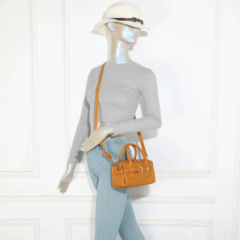Le Soft Glam jaune foncé porté par une femme, à la main ou en bandoulière selon les envies – réf. R-2064-1