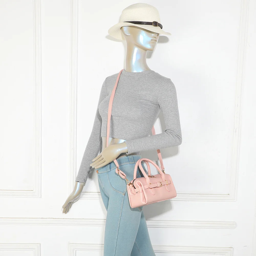 Le Soft Glam rose porté par une femme, à la main ou en bandoulière selon les envies – réf. R-2064-1