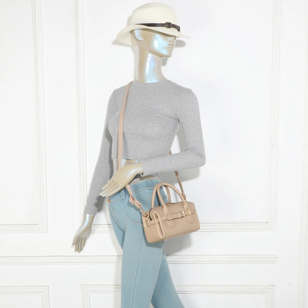Le Soft Glam taupe porté par une femme, à la main ou en bandoulière selon les envies – réf. R-2064-1