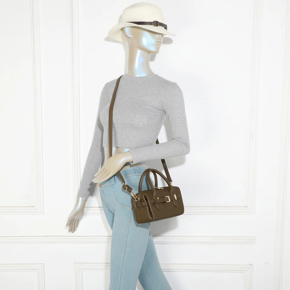 Le Soft Glam vert foncé porté par une femme, à la main ou en bandoulière selon les envies – réf. R-2064-1