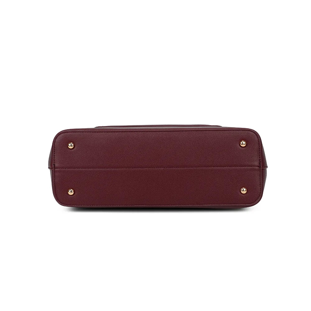 Dessous du sac Le Solaro bordeaux, vue de la base de ce grand cabas au format généreux – réf. R-2080