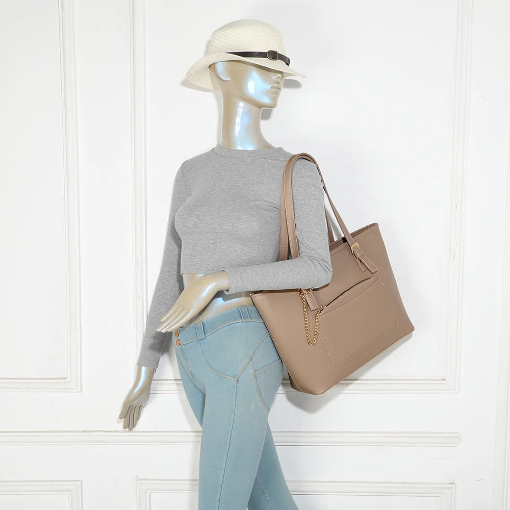 Sac cabas Le Solaro taupe porté à l’épaule par une femme grâce à ses longues anses de 26 cm – réf. R-2080