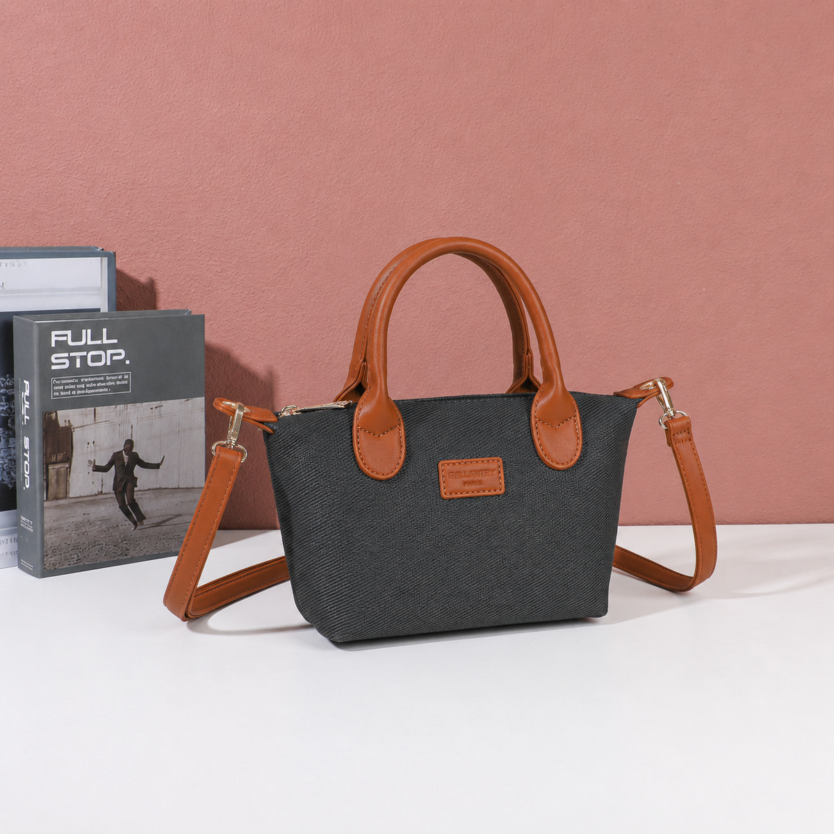 Mini sac à main Le Soléa noir et marron mis en scène – visuel d’ambiance créé avec l’IA – Gallantry Paris