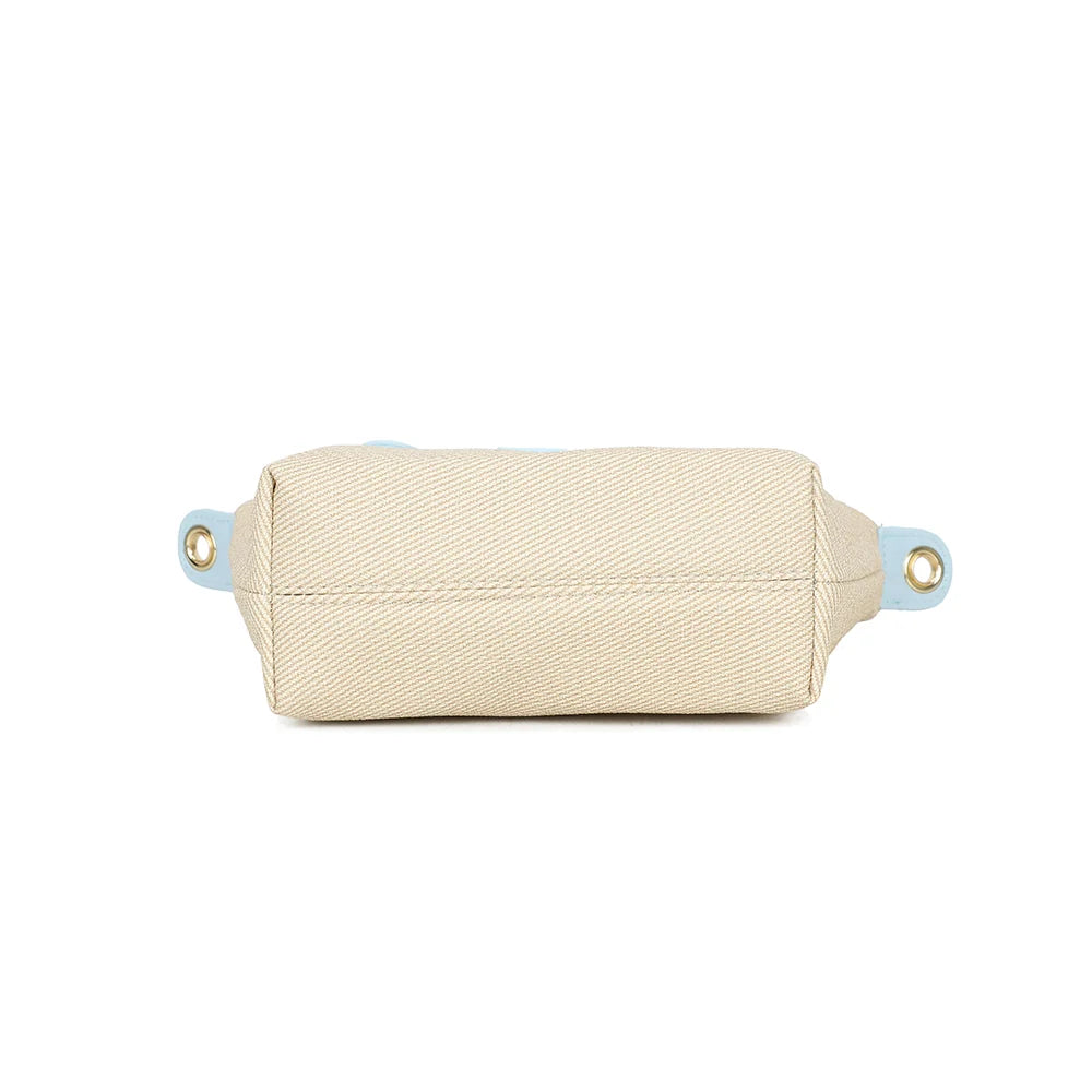 Dessous du Soléa bleu clair en toile texturée, pour un format compact de 18 × 9 × 15 cm – réf. Z-05-5