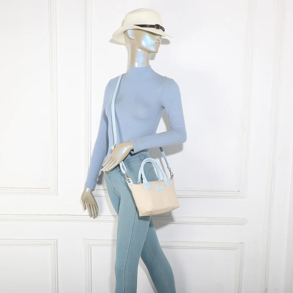 Le Soléa bleu clair porté par une femme, à la main ou en bandoulière croisée grâce à sa sangle amovible – réf. Z-05-5