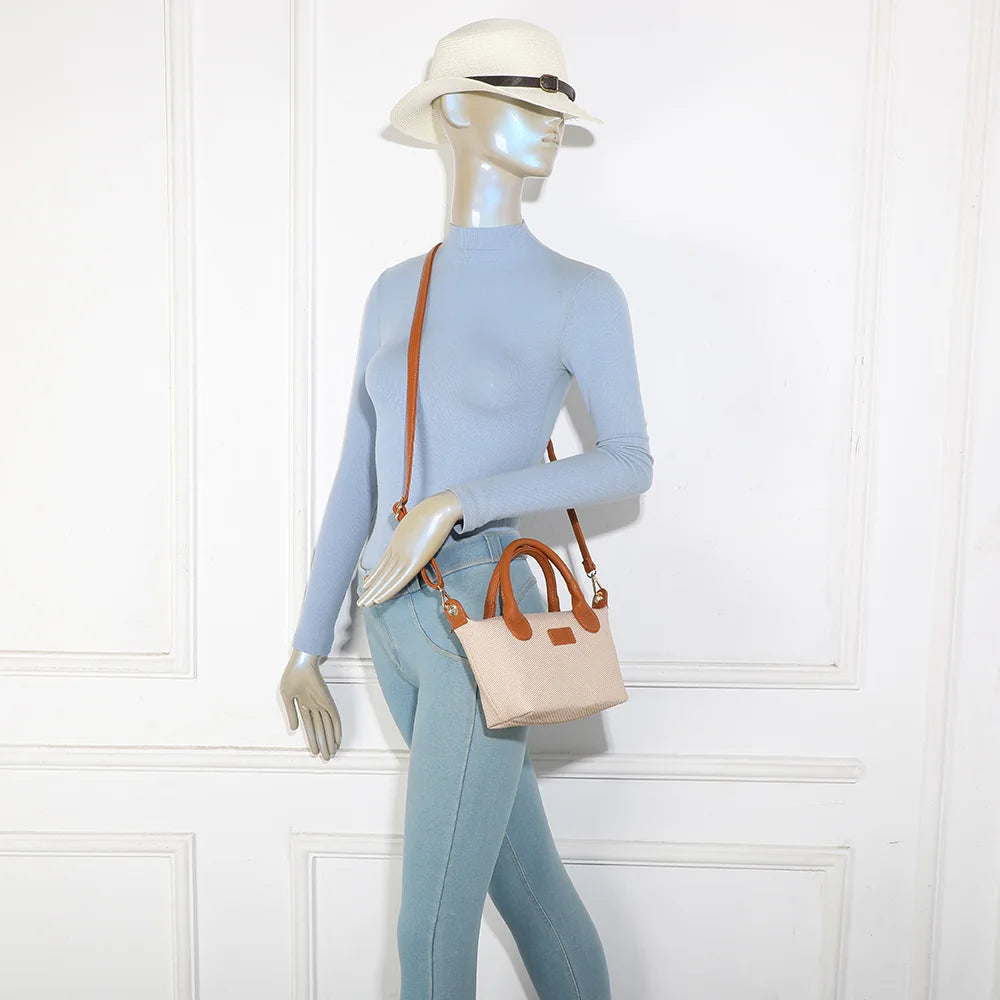 Le Soléa taupe/marron porté par une femme, à la main ou en bandoulière croisée grâce à sa sangle amovible – réf. Z-05-5