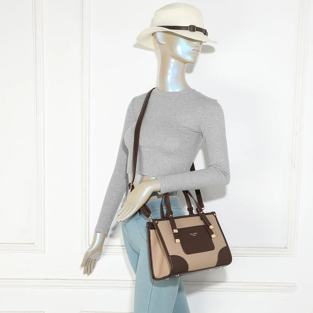 Sac à main femme Le Soranio taupe/coffee porté, format compact avec anses et bandoulière amovible – réf. R-2082