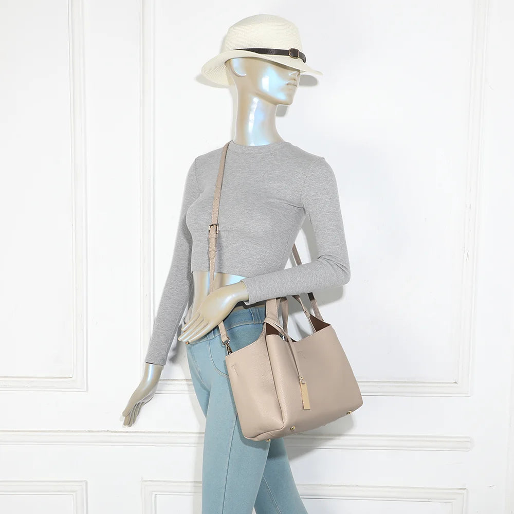 Le Soren beige porté par une femme, à la main ou à l’épaule grâce à sa bandoulière amovible – réf. DG-5823-1