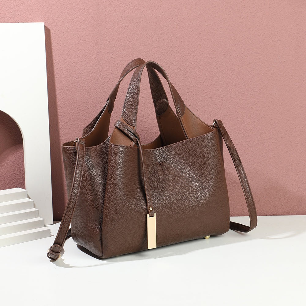 Sac à main Le Soren coffee posé dans un décor d’intérieur – visuel d’ambiance créé avec l’IA – Gallantry Paris