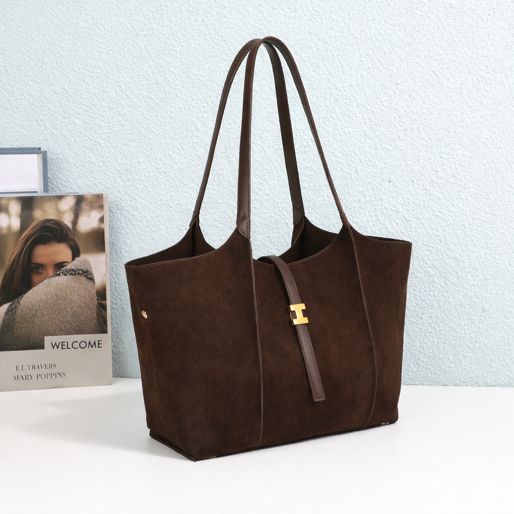 Sac cabas Le Sublime en suédine coloris Coffee dans un décor d’ambiance – visuel d’ambiance créé avec l’IA – Gallantry Paris