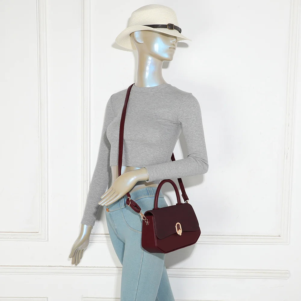 Sac à main femme Le Tervane bordeaux porté, en bandoulière amovible ou à la main – réf. C-0185