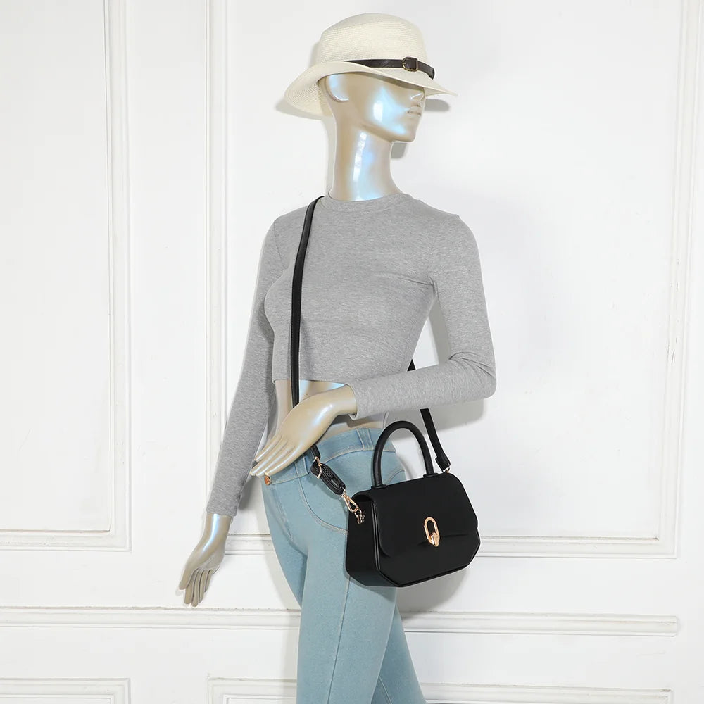 Sac à main femme Le Tervane noir porté, en bandoulière amovible ou à la main – réf. C-0185