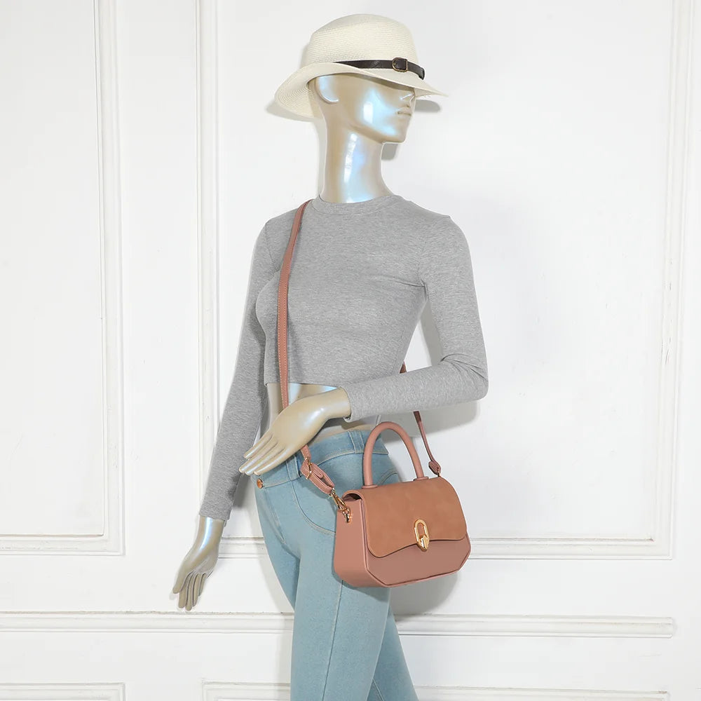 Sac à main femme Le Tervane rose foncé porté, en bandoulière amovible ou à la main – réf. C-0185