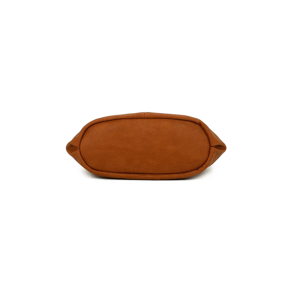 Dessous du Tote Chic camel, en simili cuir grainé, base arrondie aux lignes souples – réf. KJ-62035