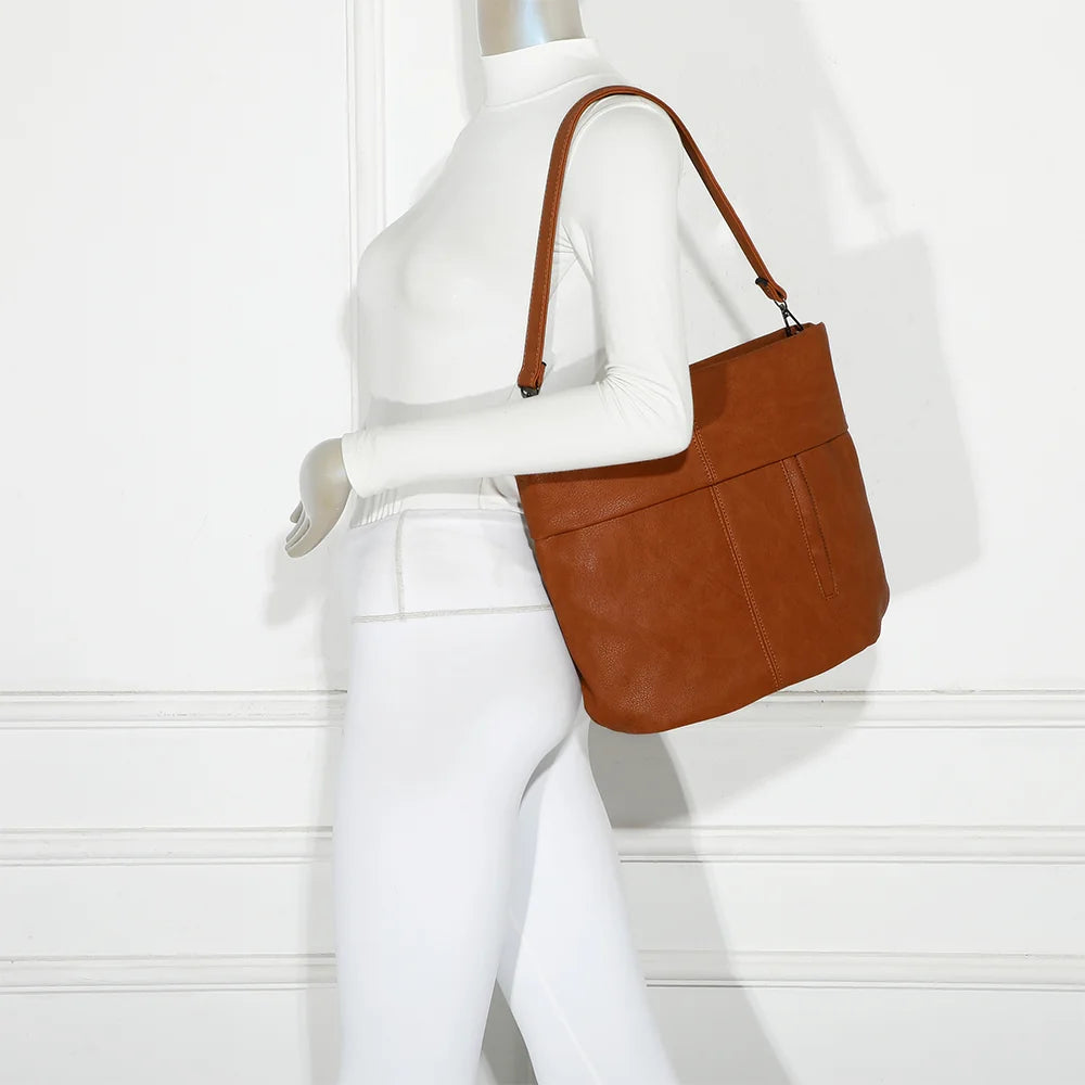 Le Tote Chic camel porté à l’épaule par une femme, allure décontractée et soignée – réf. KJ-62035