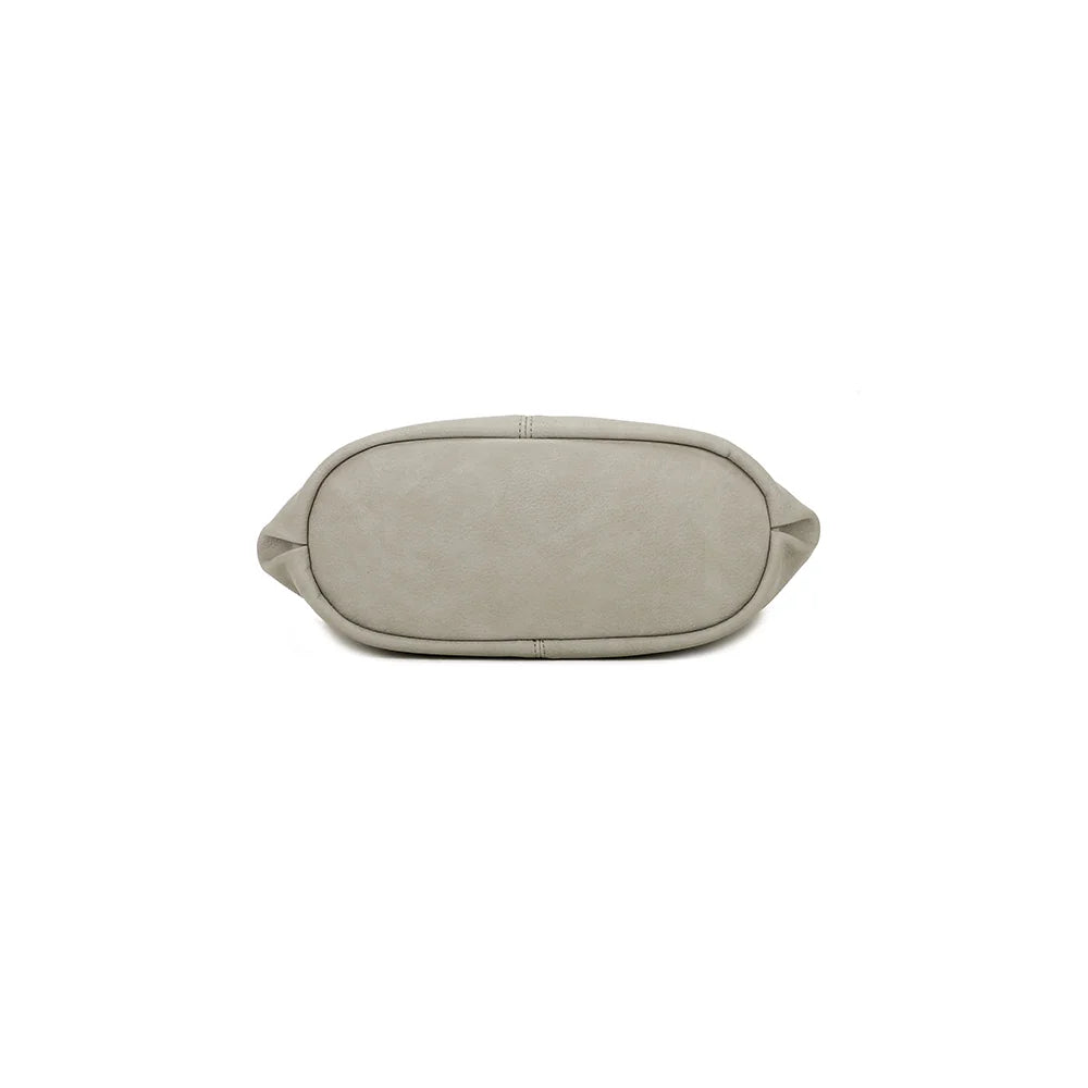 Dessous du Tote Chic gris, en simili cuir grainé, base arrondie aux lignes souples – réf. KJ-62035
