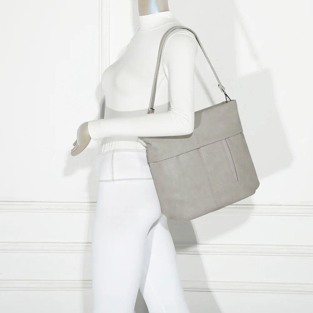 Le Tote Chic gris porté à l’épaule par une femme, allure décontractée et soignée – réf. KJ-62035