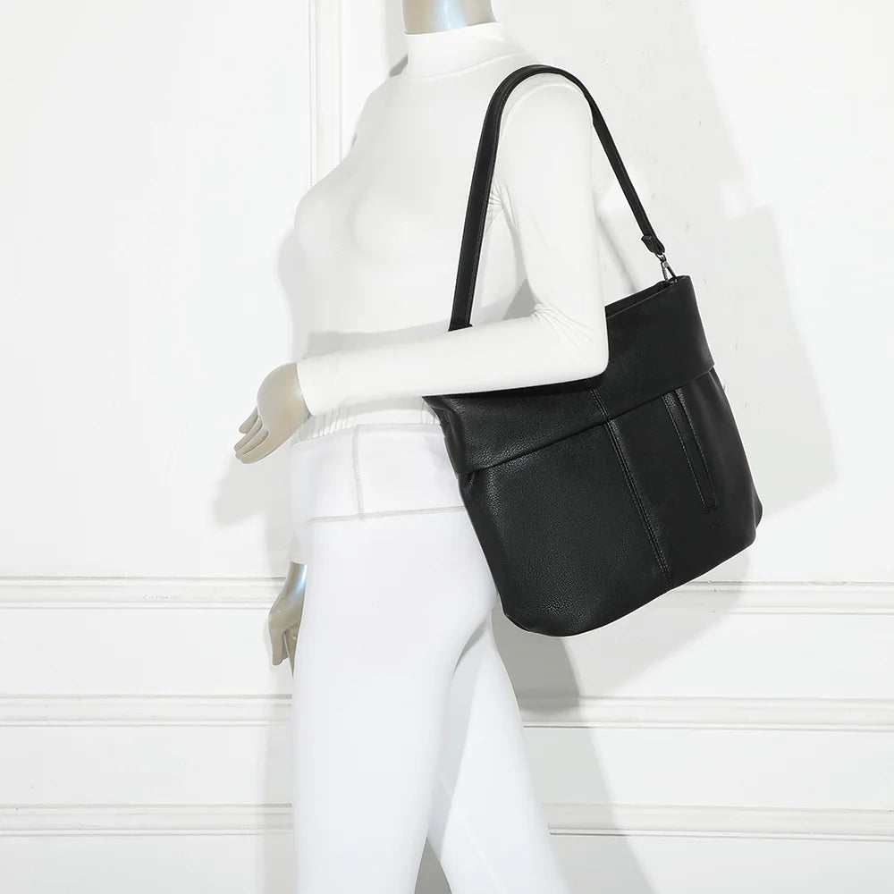 Le Tote Chic noir porté à l’épaule par une femme, allure décontractée et soignée – réf. KJ-62035