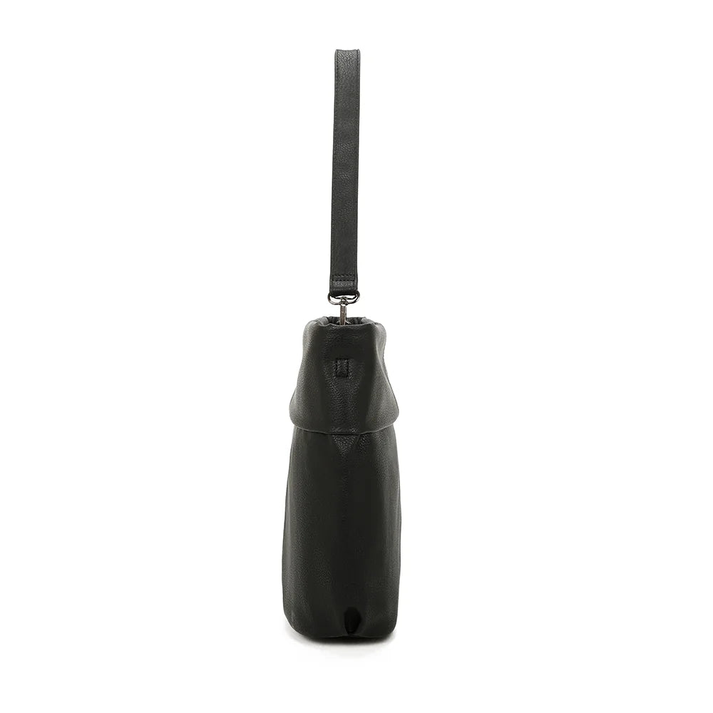 Profil du Tote Chic noir : 12 cm de profondeur et anse fixée par mousquetons métal – réf. KJ-62035