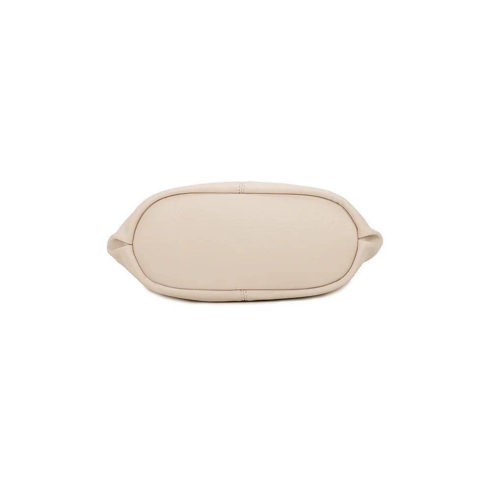 Dessous du Tote Chic or, en simili cuir grainé, base arrondie aux lignes souples – réf. KJ-62035