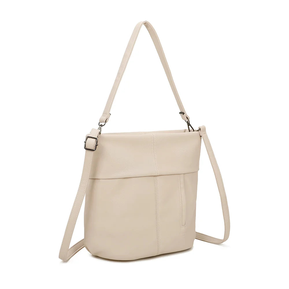 Le Tote Chic or vu de trois quarts : silhouette arrondie, anse d’épaule et bandoulière réglable – réf. KJ-62035