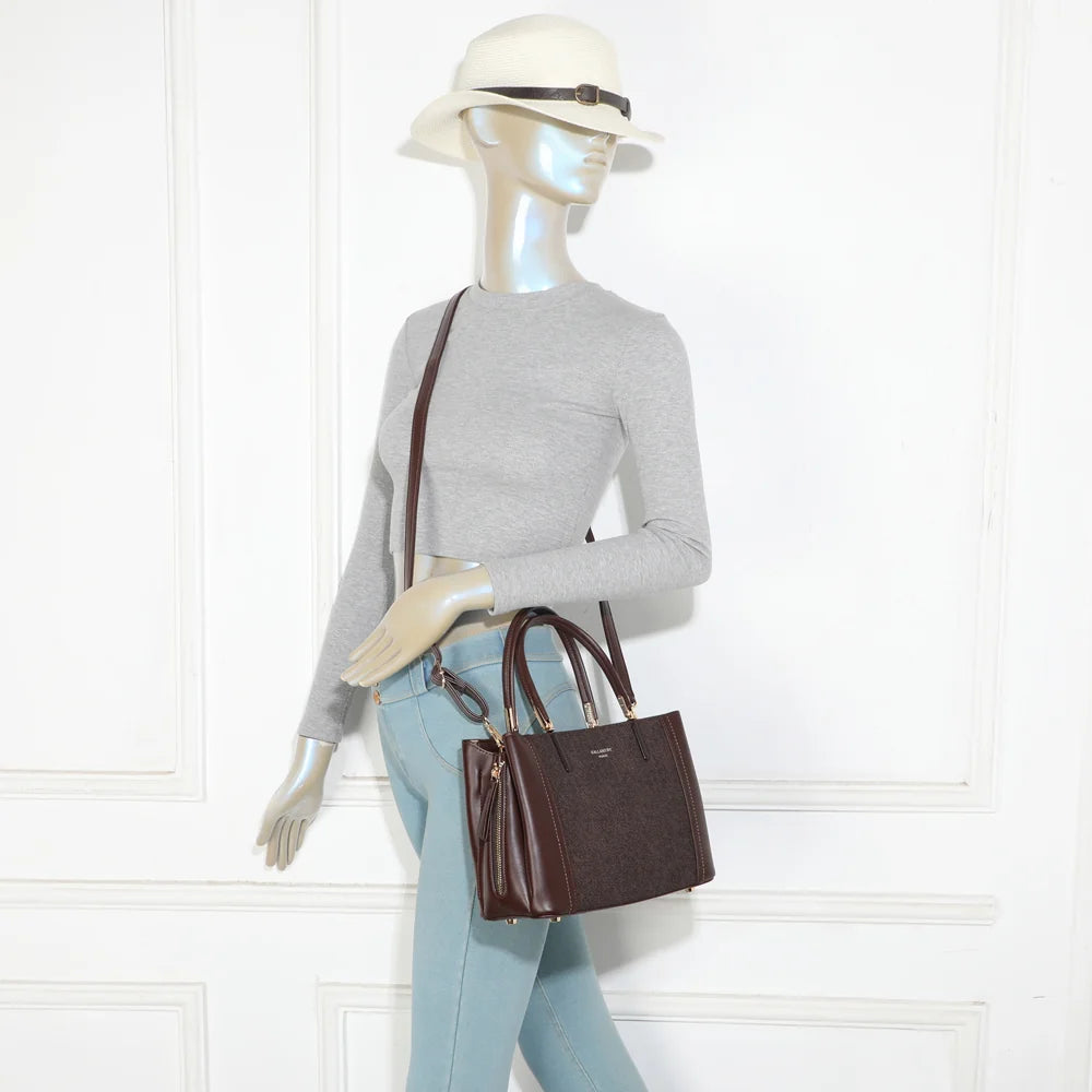 Le Valdora café porté par une femme, à la main ou en bandoulière grâce à sa sangle amovible – réf. G-7513